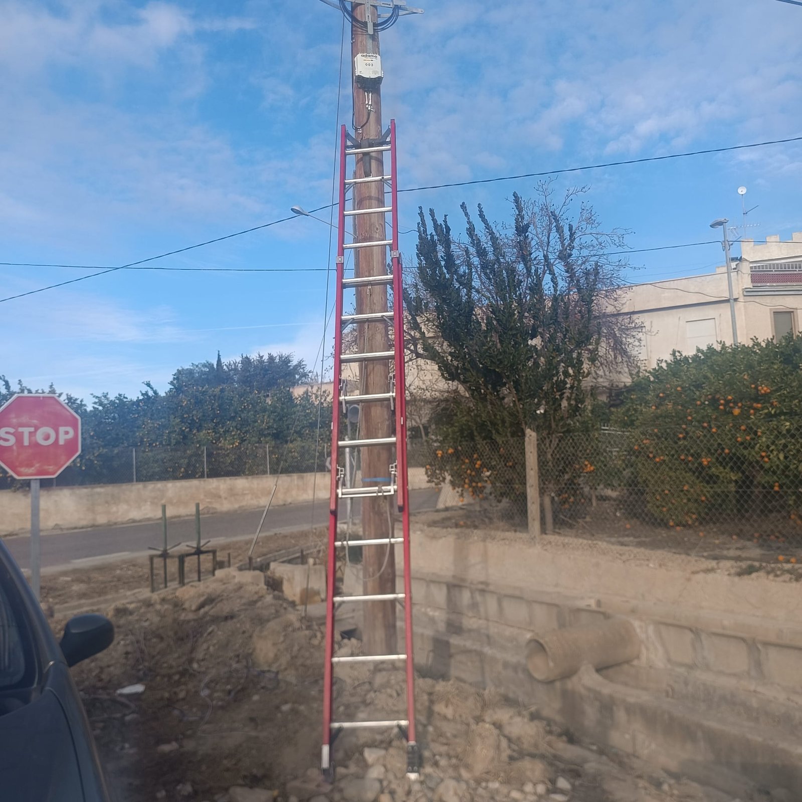 "Conectividad en Ascenso: Nuestra caja de conexiones de fibra óptica instalada en postes de Telefónica lleva la velocidad y la confiabilidad directamente a nuevos niveles. Elevamos la experiencia de conectividad, ofreciendo soluciones de última generación en cada poste. Descubre la excelencia de Ocean Telecomunicaciones."